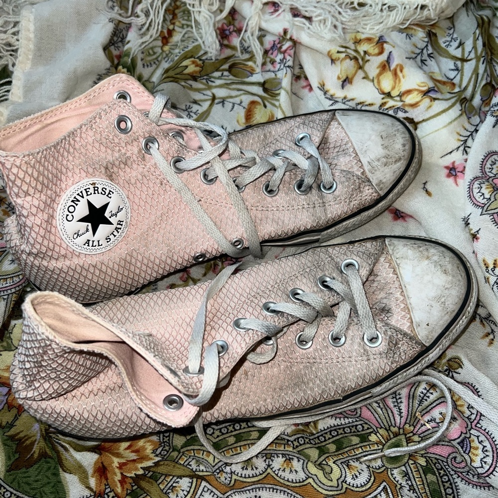 PINK TEXTURED CONVERSE